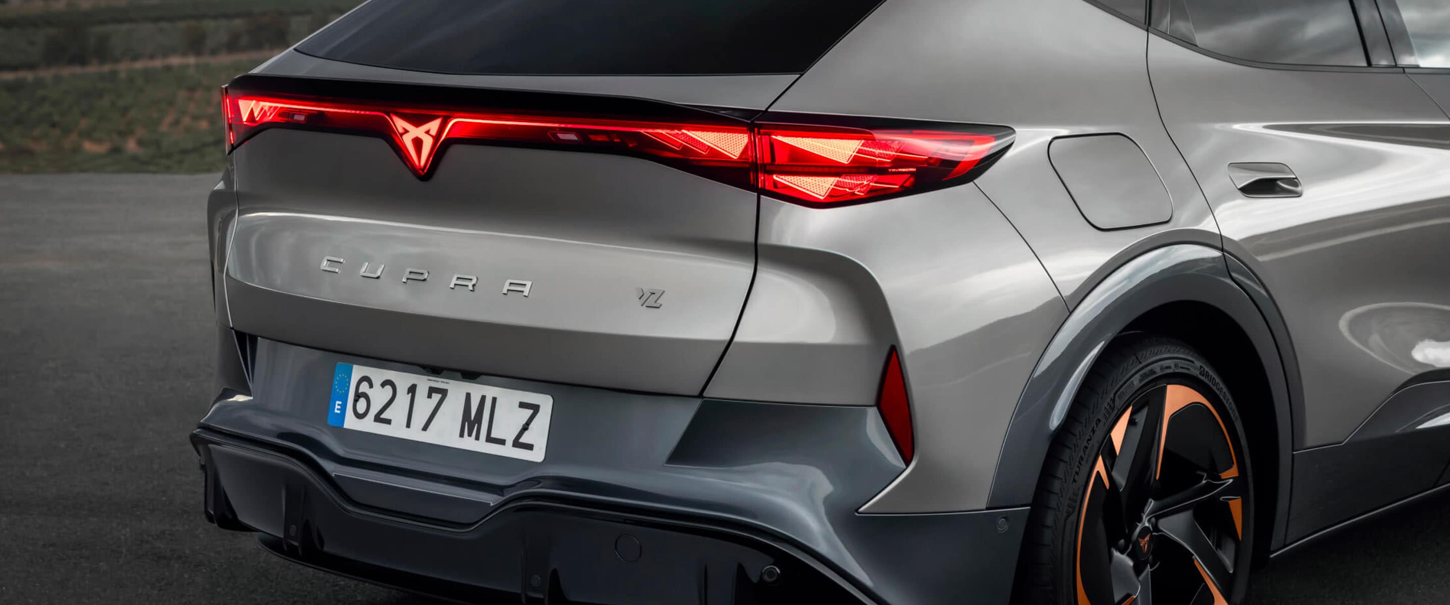 CUPRA Tavascan grå bakifrån