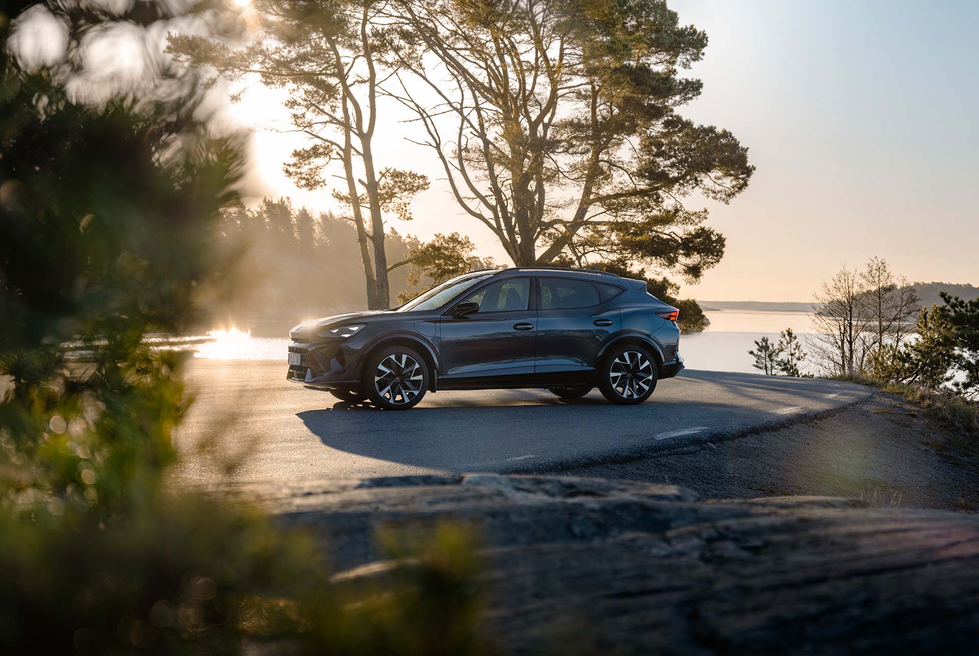 nya cupra formentor 2024 mot solnedgångens bakgrund