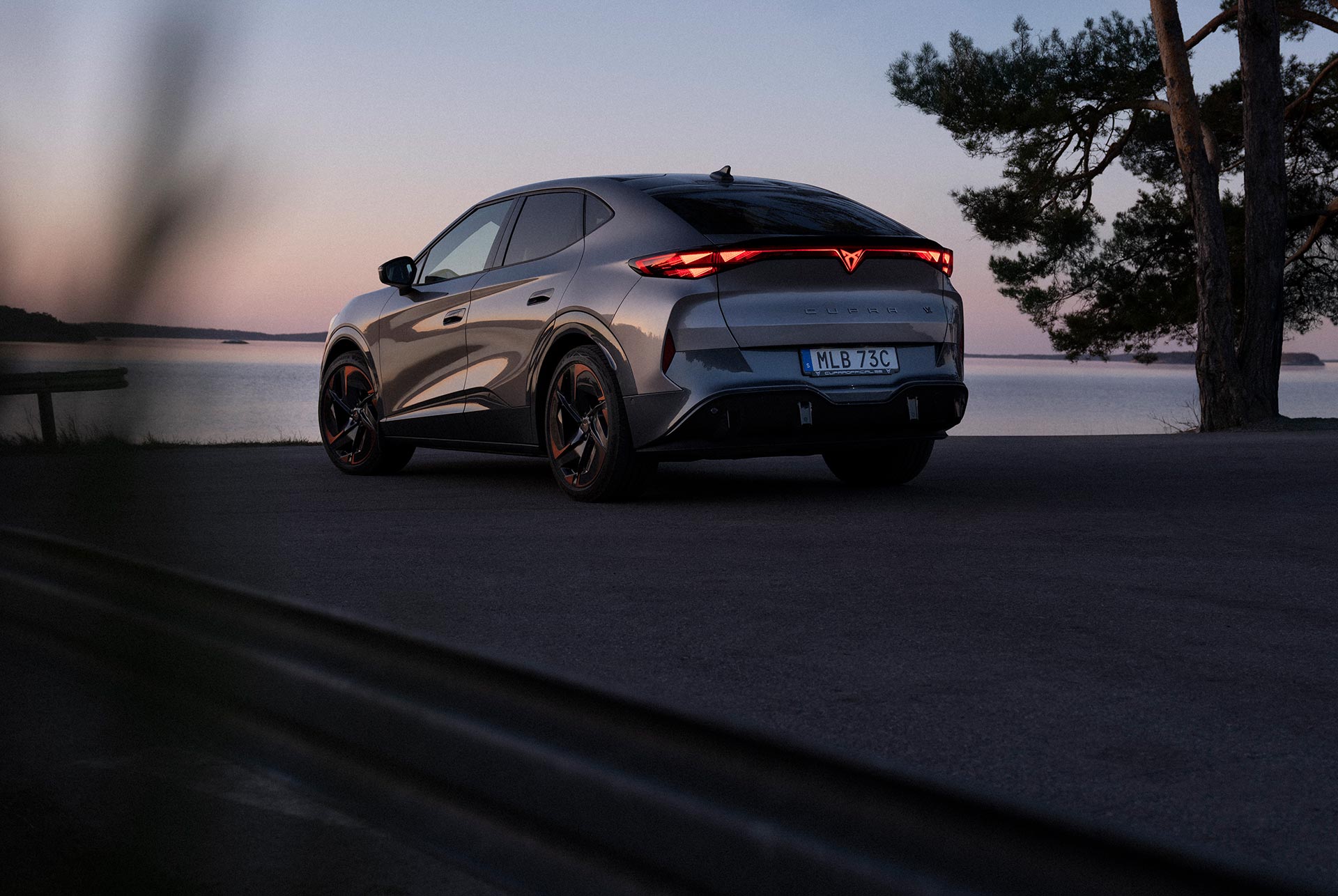 Nya CUPRA Tavascan Blue Metallic med 250 kW – 340 hk motor