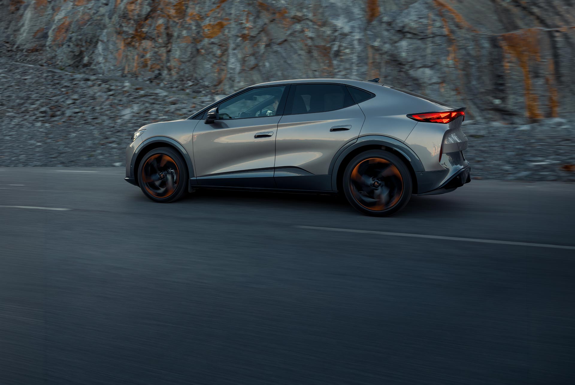 ny cupra tavascan 2024 i blått, med betongramp, solnedgång
