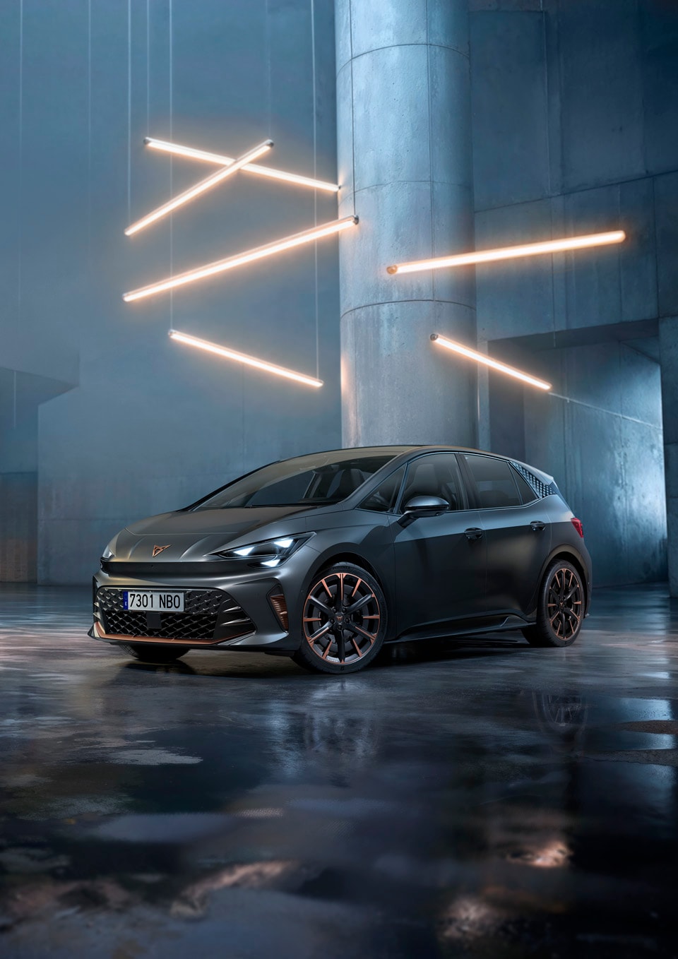 En proffs som lutar sig mot en elbil från CUPRA och reflekterar över de kostnadseffektiva fördelarna med löneofferprogrammet  för elbilar.