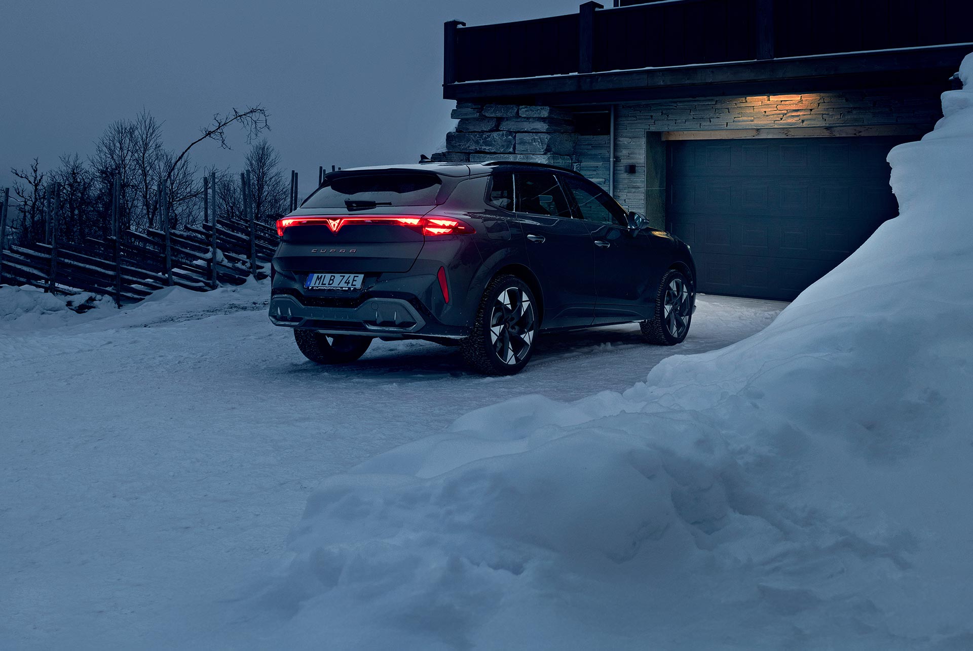 CUPRA Terramar parkerad framför hus i vintermiljö