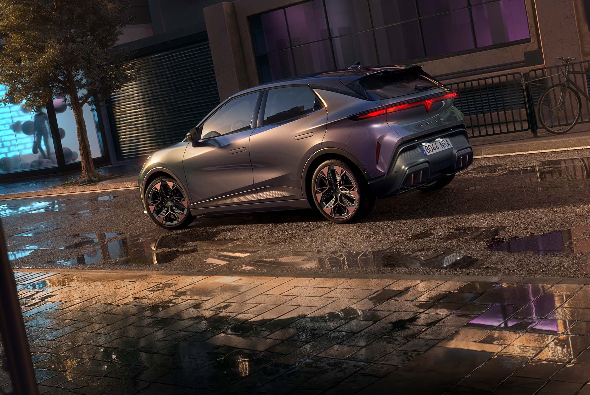 ny cupra tavascan 2024 i blått, med betongramp, solnedgång