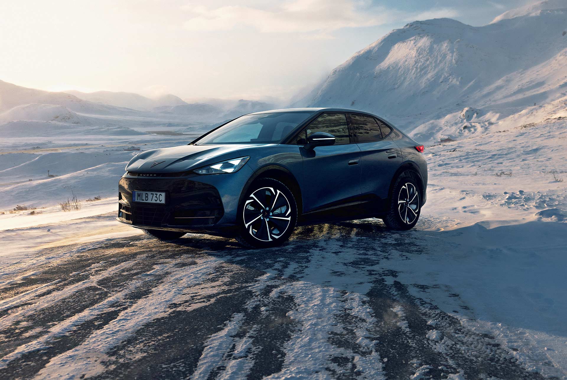 ny cupra tavascan 2024 i blått, med betongramp, solnedgång