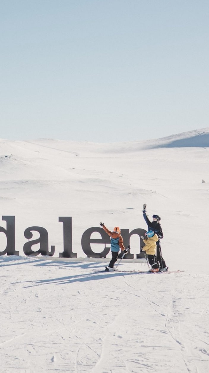 cyklande familj i naturen runt Tänndalen