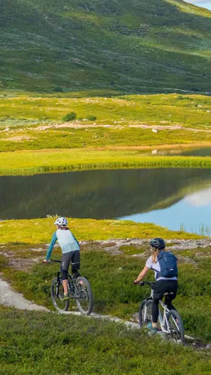 cyklande familj i naturen runt Tänndalen