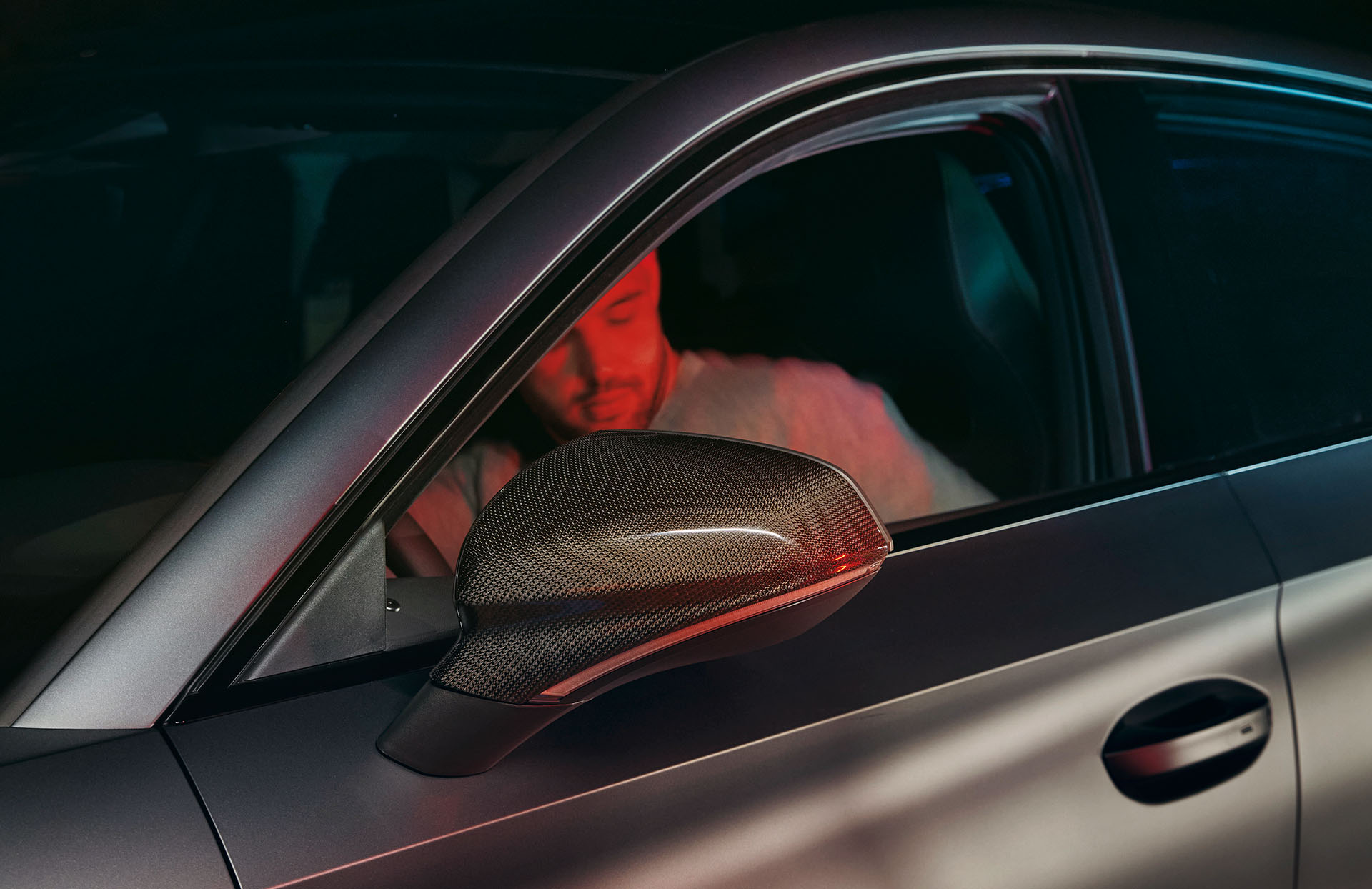 CUPRA Leon man sittande i förarsätet
