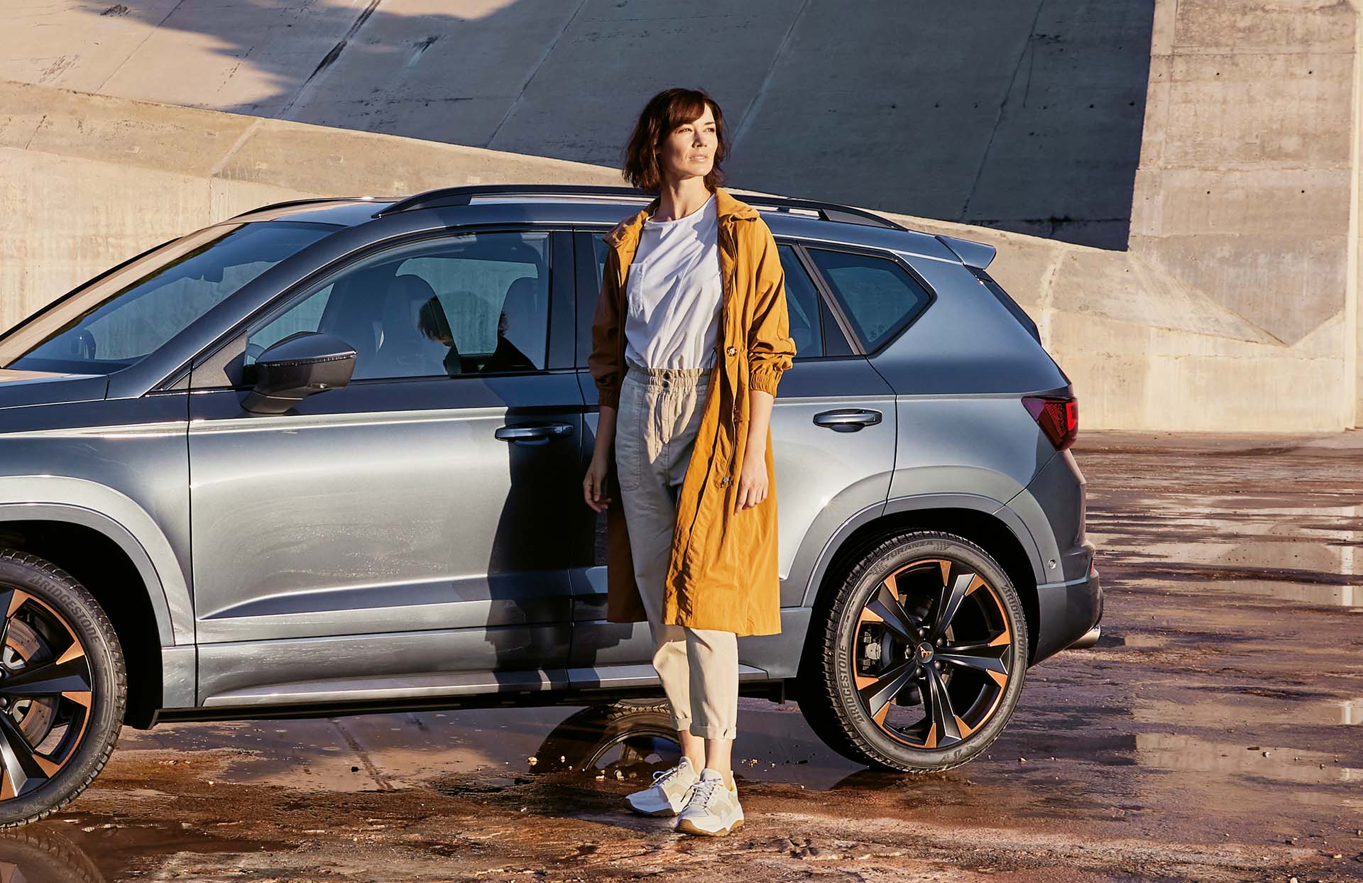 Kvinna framför en CUPRA Ateca