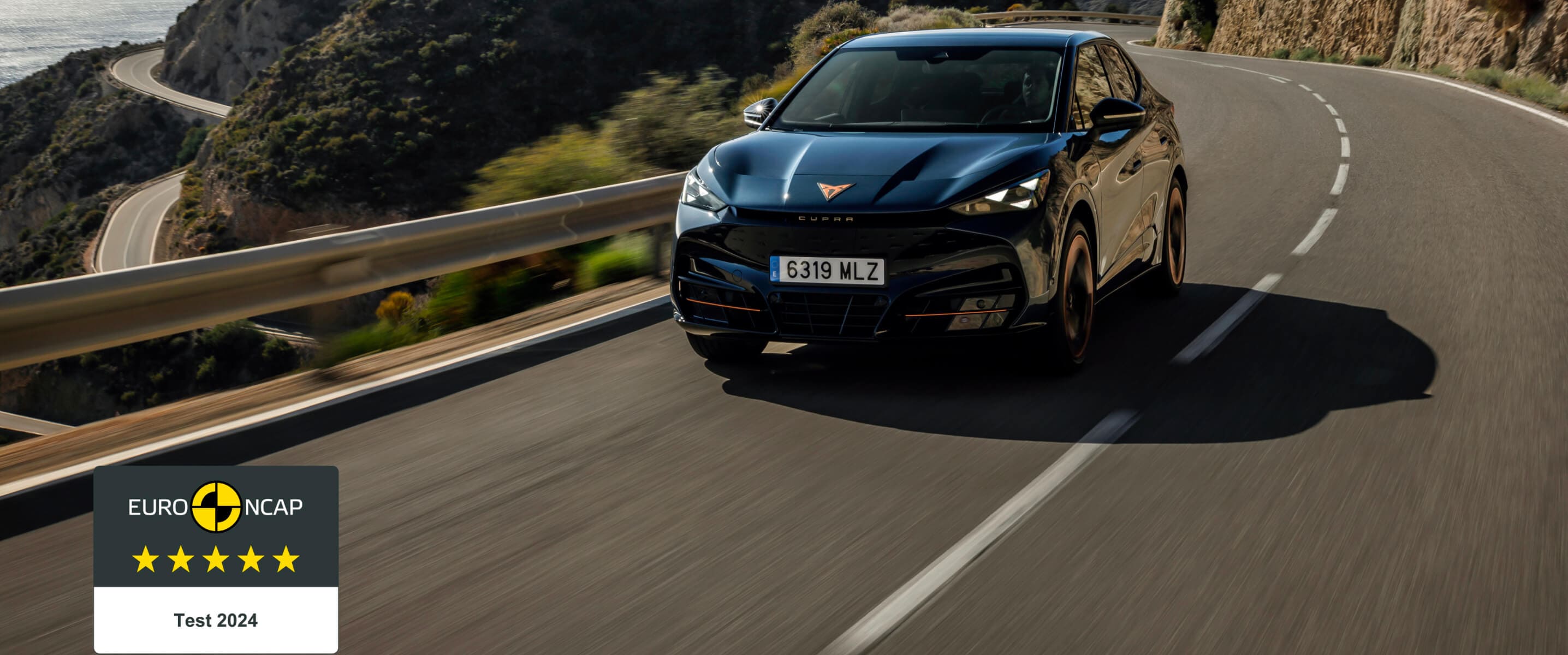 elektrisk suv, cupra tavascan bil på en kustväg och ett femstjärnigt säkerhetsbetyg i euro ncap
