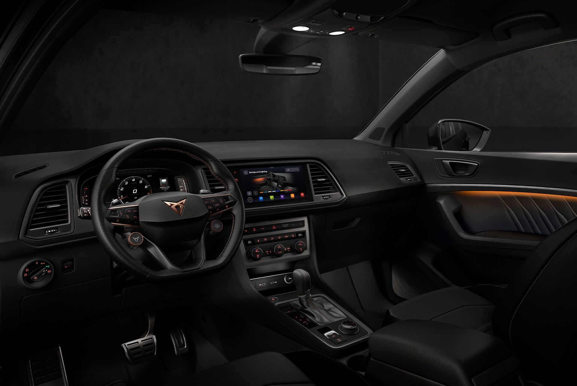 Kupan i cupra ateca framhäver avancerade tekniska funktioner. Instrumentpanelen visar en stor infotainmentskärm med navigation och ratten med satellitknappar har integrerade reglage. En kvinna sitter inuti. 