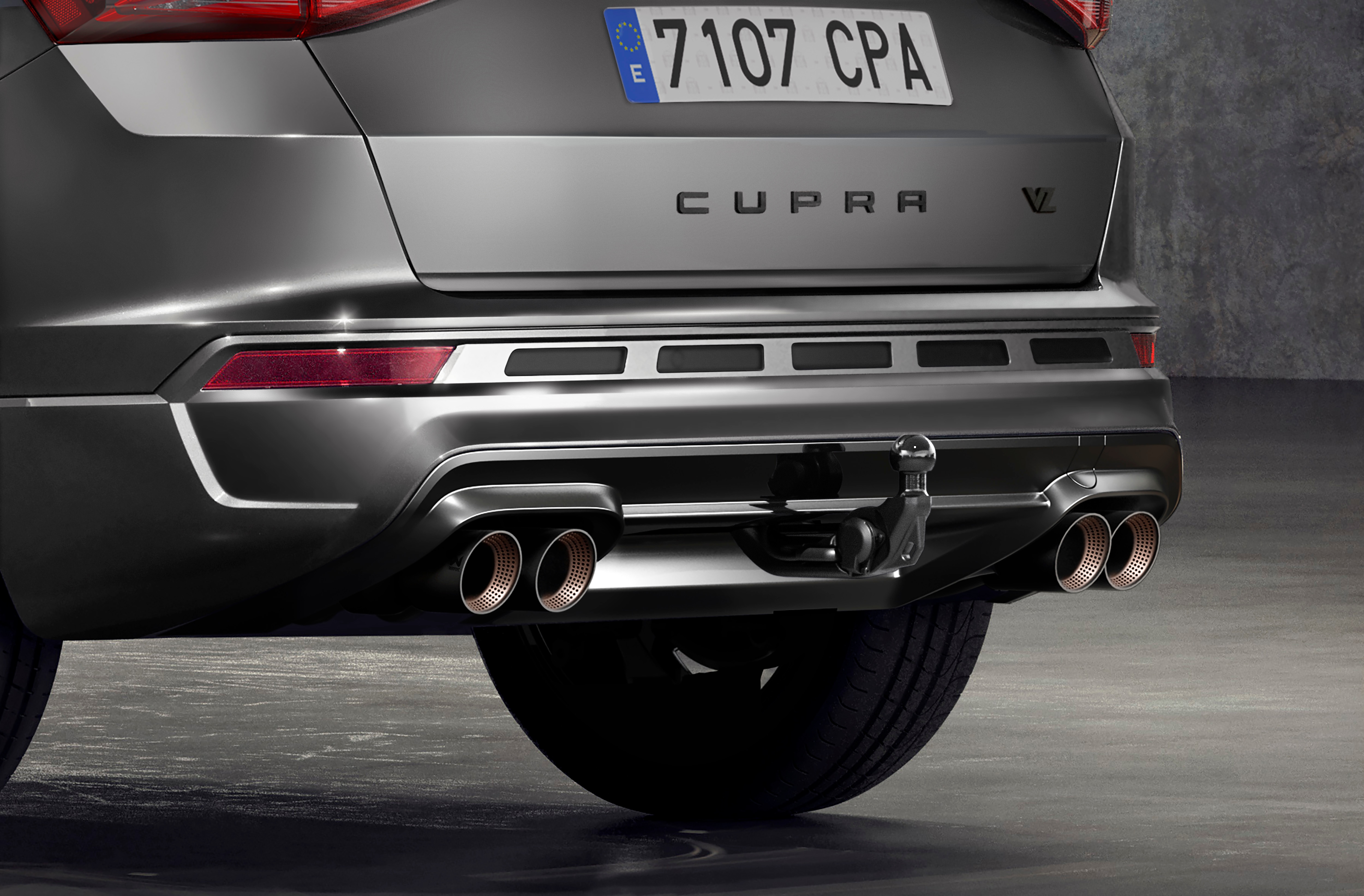 Närbild bakifrån av en cupra ateca för att framhäva dragkroken, som kan fästas med en knapptryckning i bagageutrymmet.