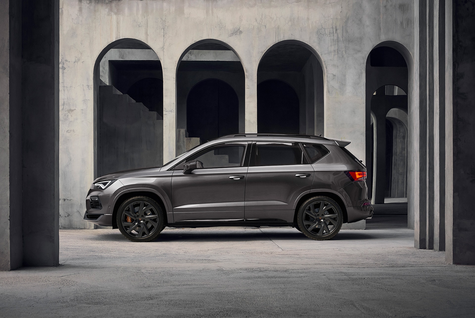 CUPRA Ateca sedd från sidan, med fokus på dess 300 hk starka motor som kan nå 100 km/h på bara 4,9 sekunder