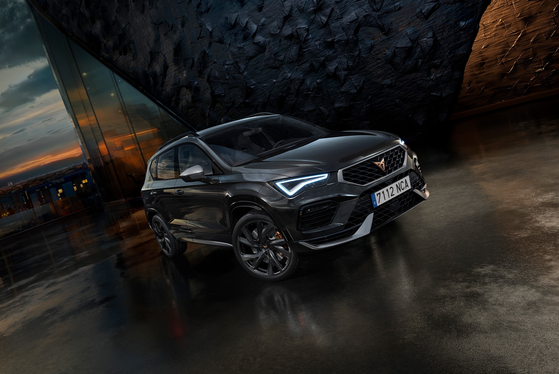 Cupra ateca från Black Pack Edition sedd från sidan uppifrån med en imponerande och magnetisk design som är redo för allt.