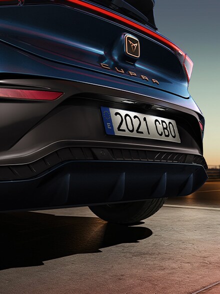 CUPRA Born med kulören Aurora Blue med bakre stötfångare