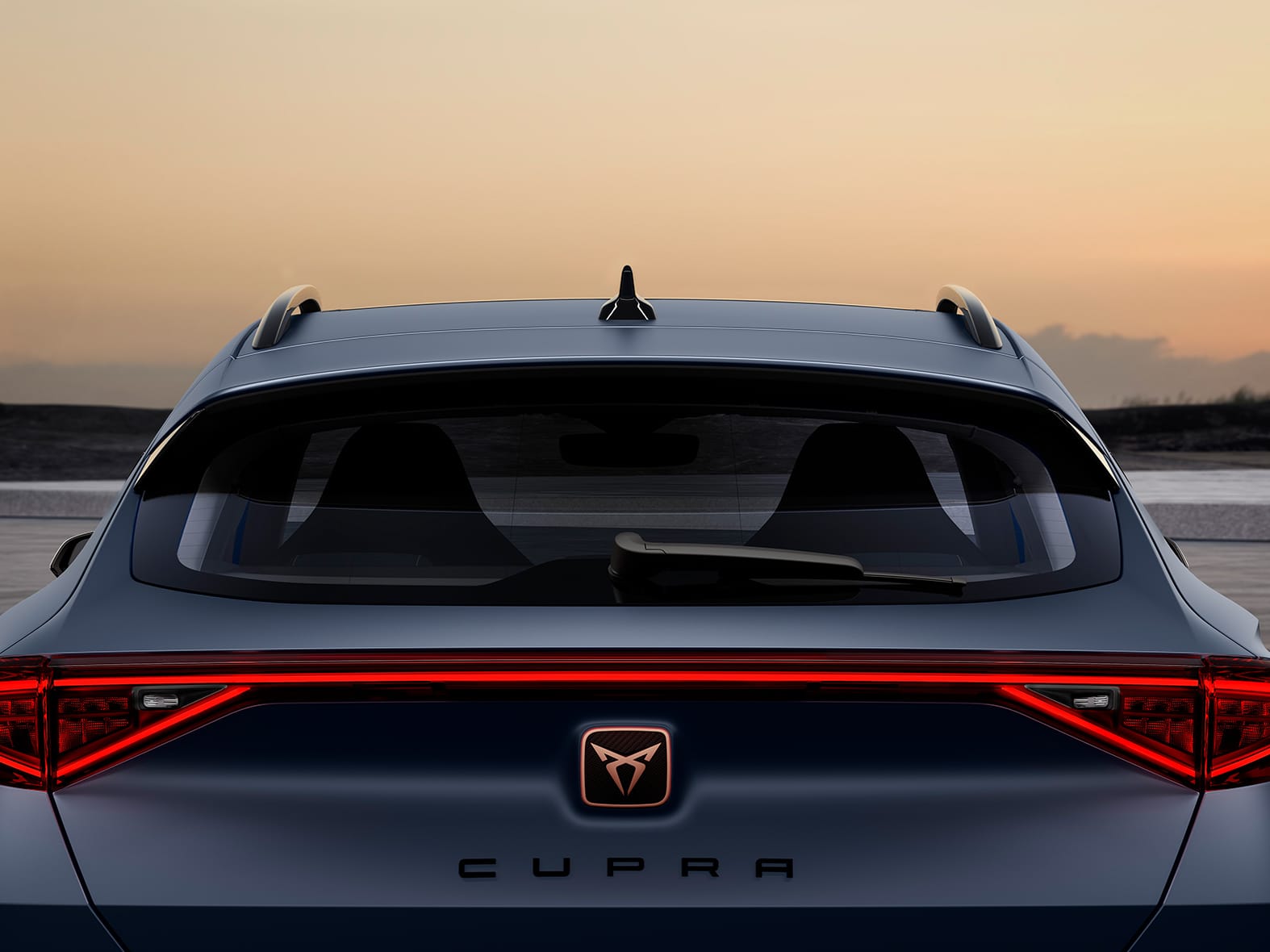 nya cupra formentor kompakt-suv med cupra belysning på instegslisterna