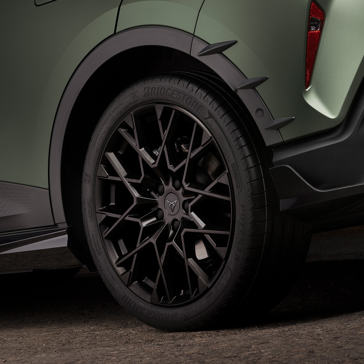 Detaljvy av DESIGN-lättmetallfälgen i Sport Black Matt för CUPRA Raval.