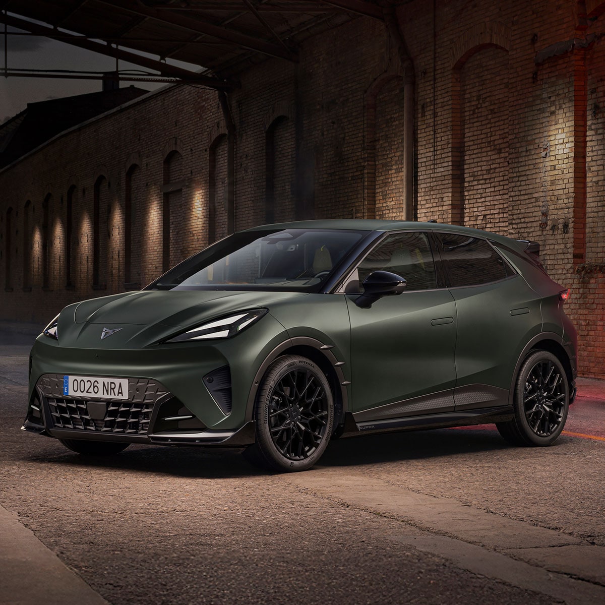 Dynamisk sidoprofil i låg vinkel av CUPRA Raval som framhäver de aerodynamiska designelementen i CUPRA Designpaket by ABT.