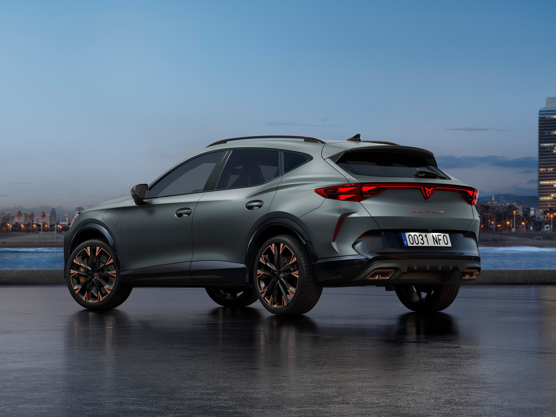 Två personer som står nära CUPRA Formentor hybrid crossover SUV, modell 2025, sedda bakifrån, med smäckra strålkastare, moderna lättmetallfälgar och en hajinspirerad bakpartidesign. En av dem håller och kontrollerar sin smartphone.