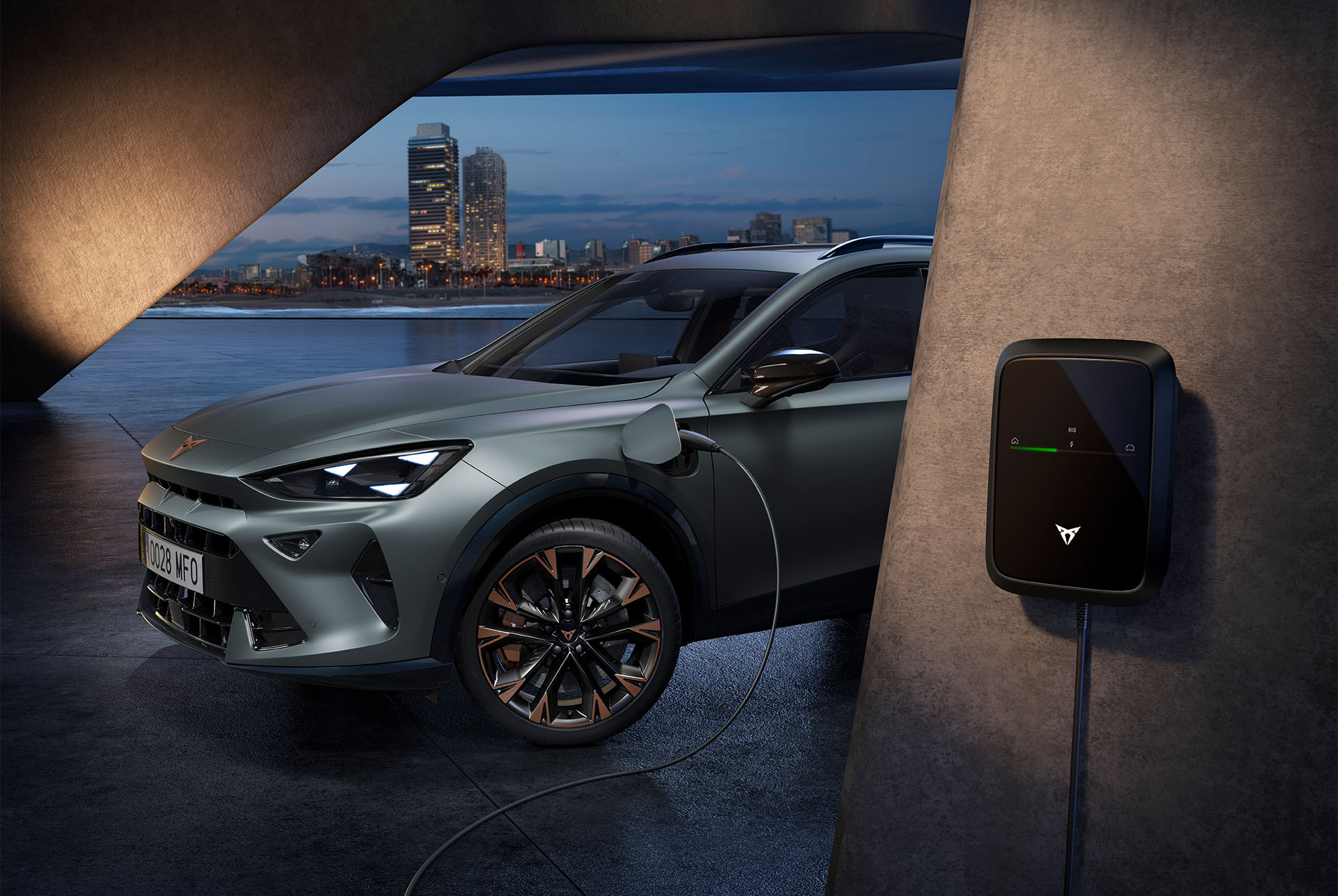 Sidovy av cupra formentor 2025 i färgen dark void, parkerad utomhus och visar bilens laddningspunkt.  