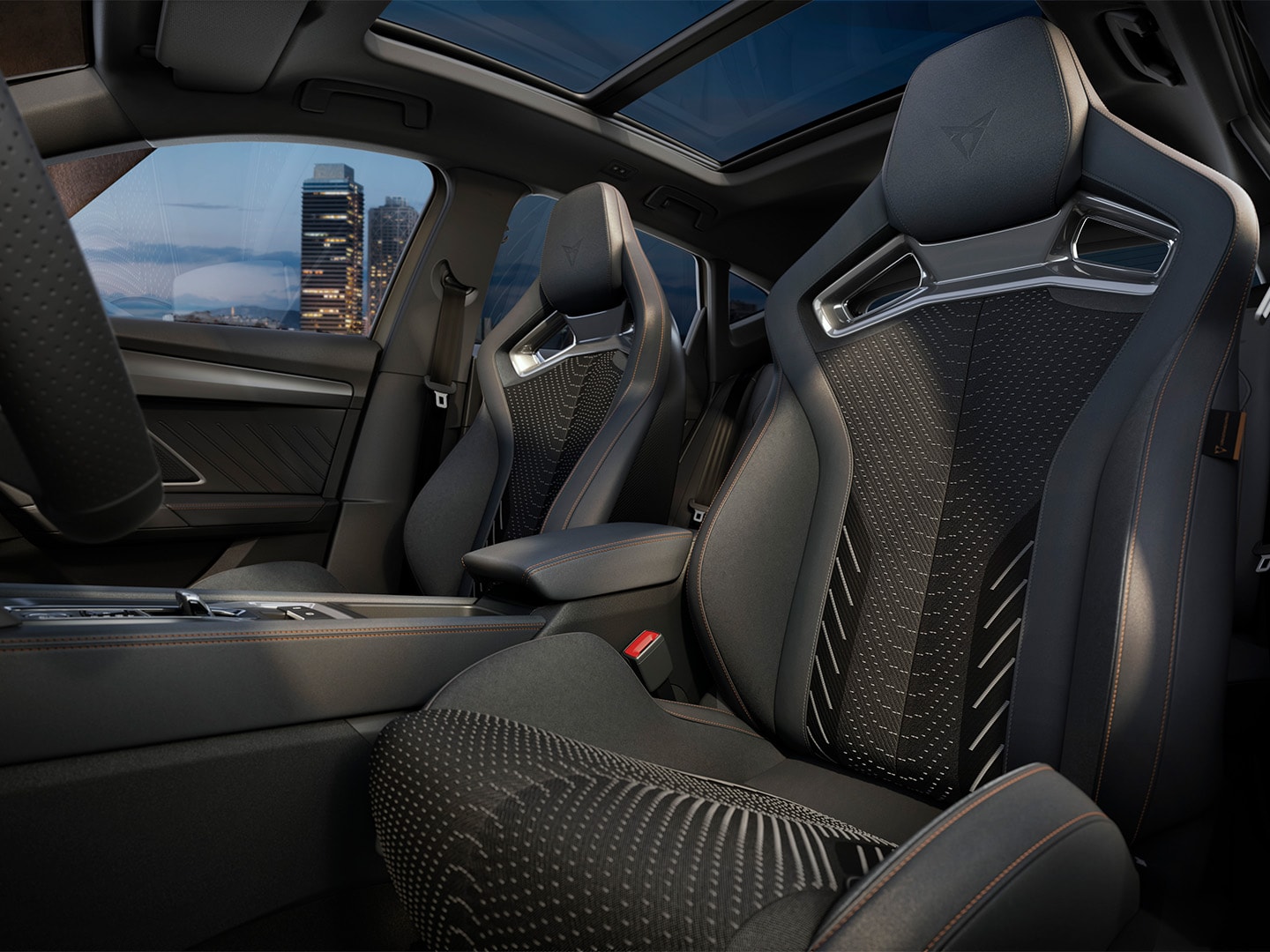 CUPRA Formentor 2025 extreme interiördesign, cockpit och förarplats, högprestandabromsar, skålade CUP Bucket-säten och interiörlister i mörkkrom. Inkluderar intelligent drive, pure performance och immersive by  Sennheiser™ 