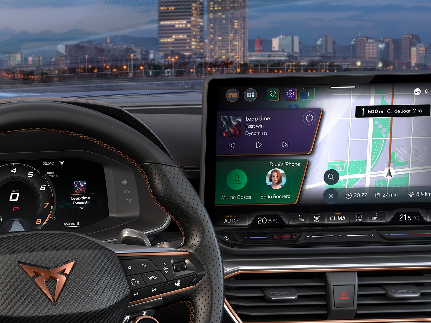 Närbild av CUPRA Formentor 2025:s dynamiska display, kopparfärgad logotyp, adaptiv farthållare, Pre-Crash och körfältsassistent. Innehåller intelligent parkeringshjälp, ide assist, och en top view-kamera.   