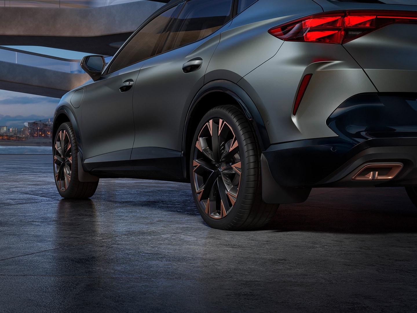 Interiören i CUPRA Formentor har en elegant design med två personer som monterar bilbarnstolen i baksätet.