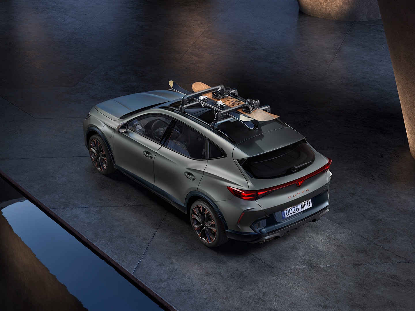 CUPRA Formentor med skidställ Xtender. En CUPRA Formentor utrustad med skidställ Xtender, med plats för upp till 5 par skidor, med personer som förbereder sig för en skidresa mot snöiga berg.
