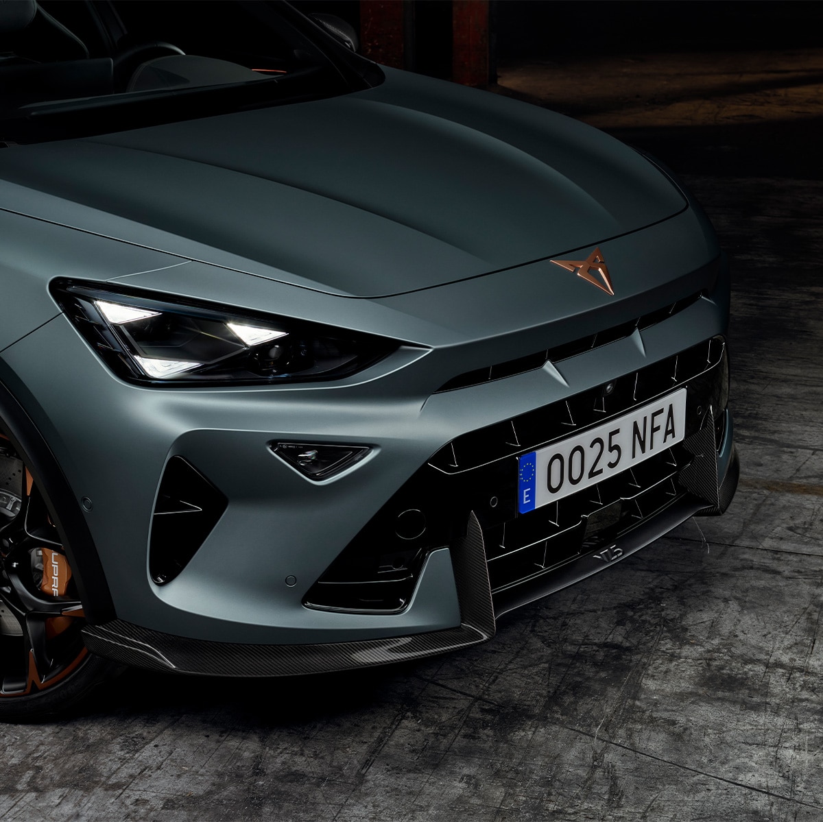 Närbild på nosen av CUPRA Formentor VZ5 för att visa designen på lättmetallfälgarna i koppar och svart.