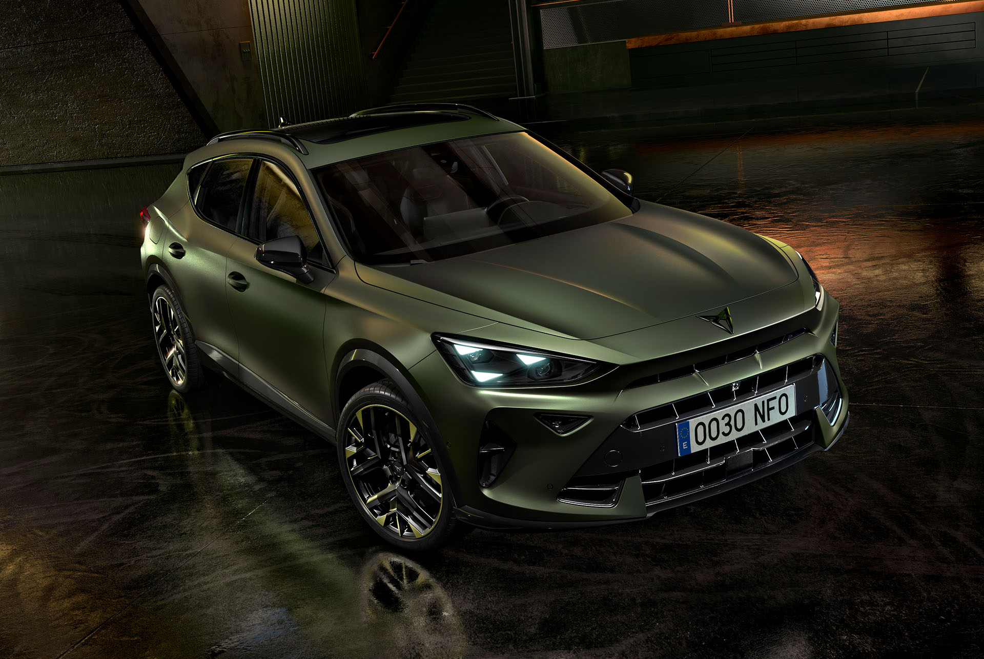 Formentor tribe edition parkerad på en industriparkering som framhäver den matta Manganese-färgen. 