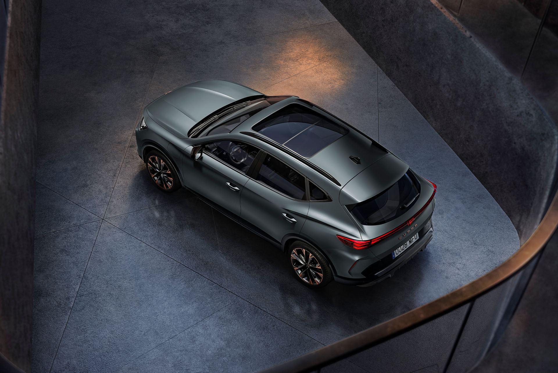 CUPRA Formentor visar upp sin eleganta design mot en nattlig skyline i baksätet.