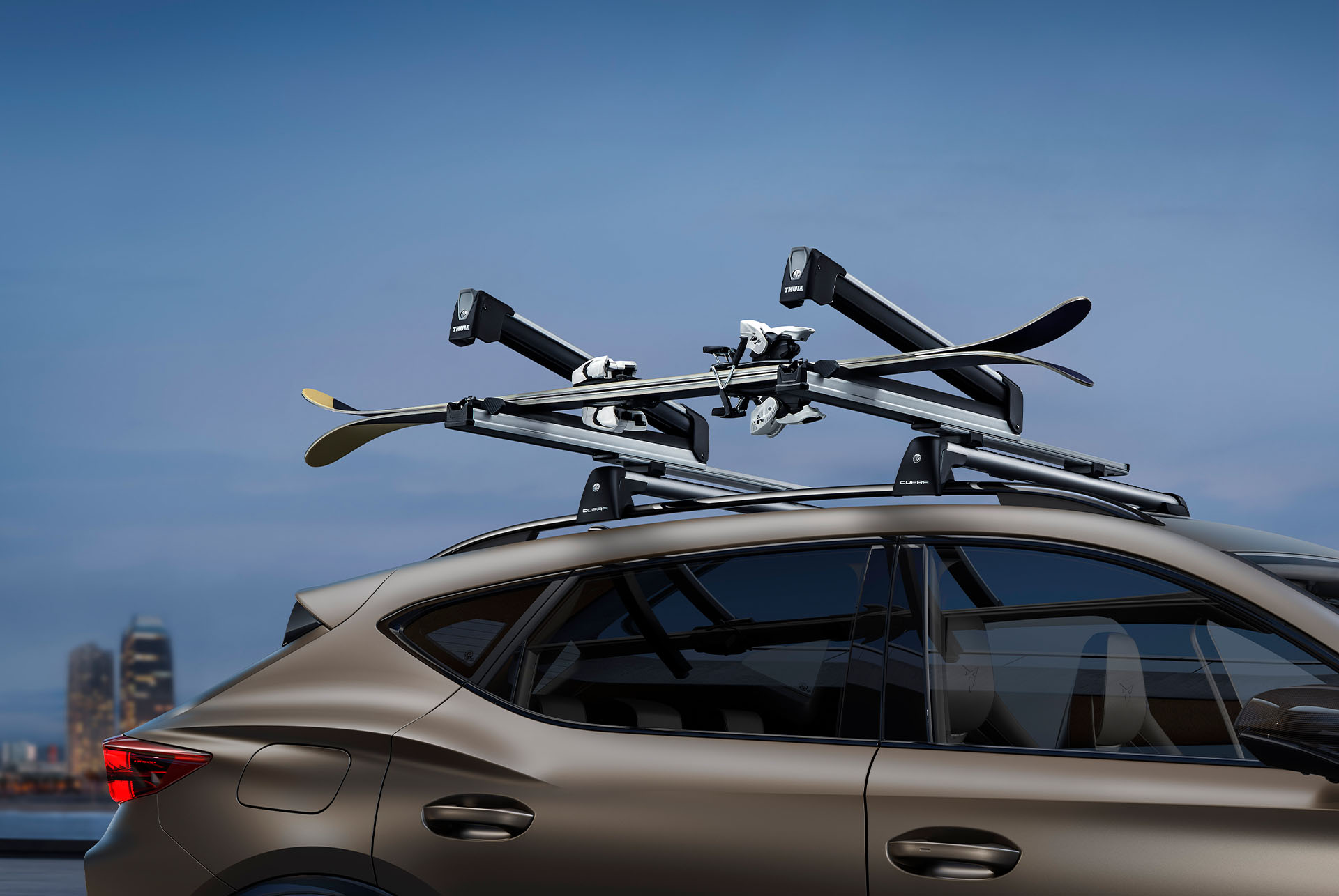 Nya CUPRA Formentor 2024 i sekelbrons med thule skidställsförlängning.