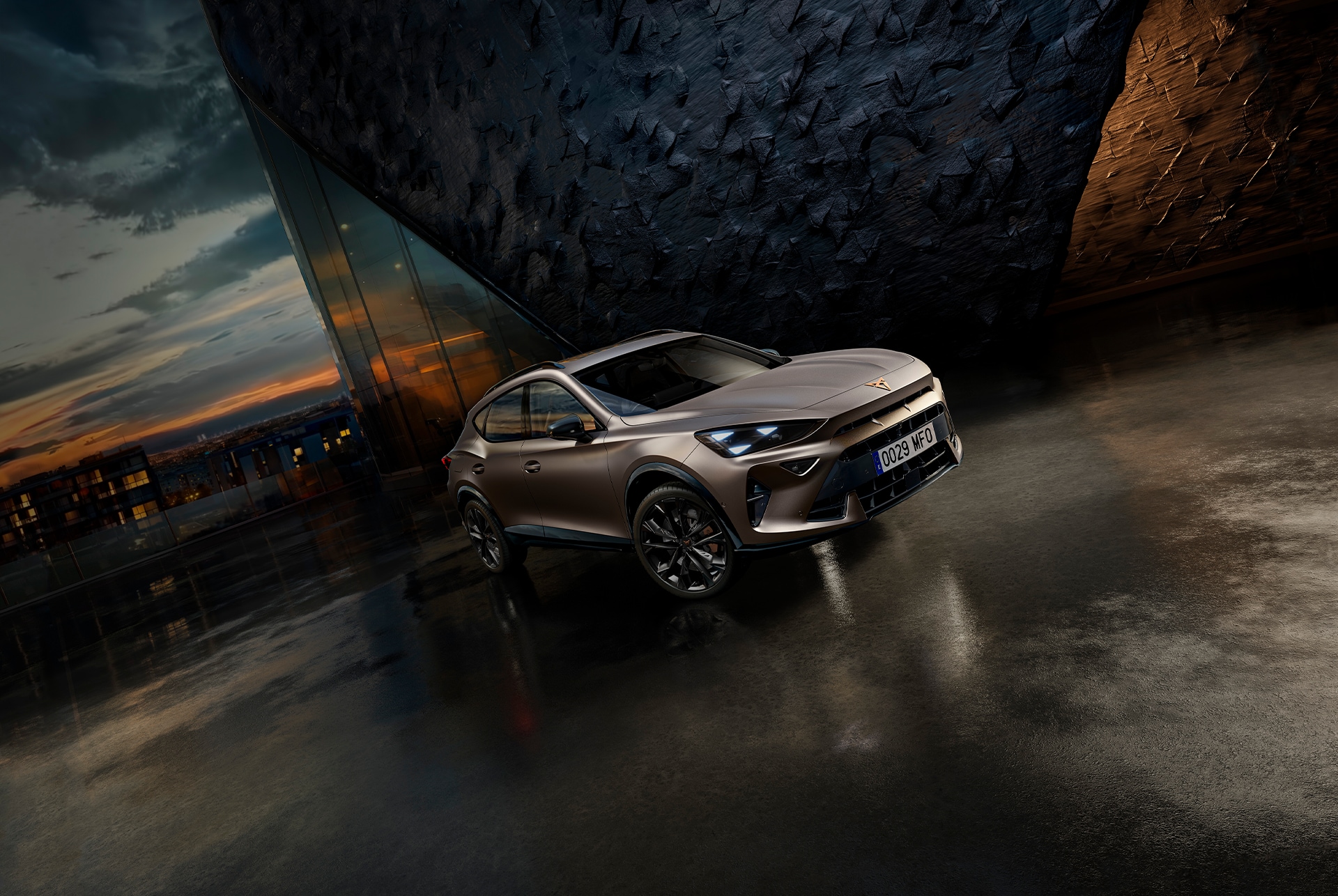 En CUPRA Formentor från sidan parkerad i en mörk stadsmiljö som visar designdetaljerna hos Black Design