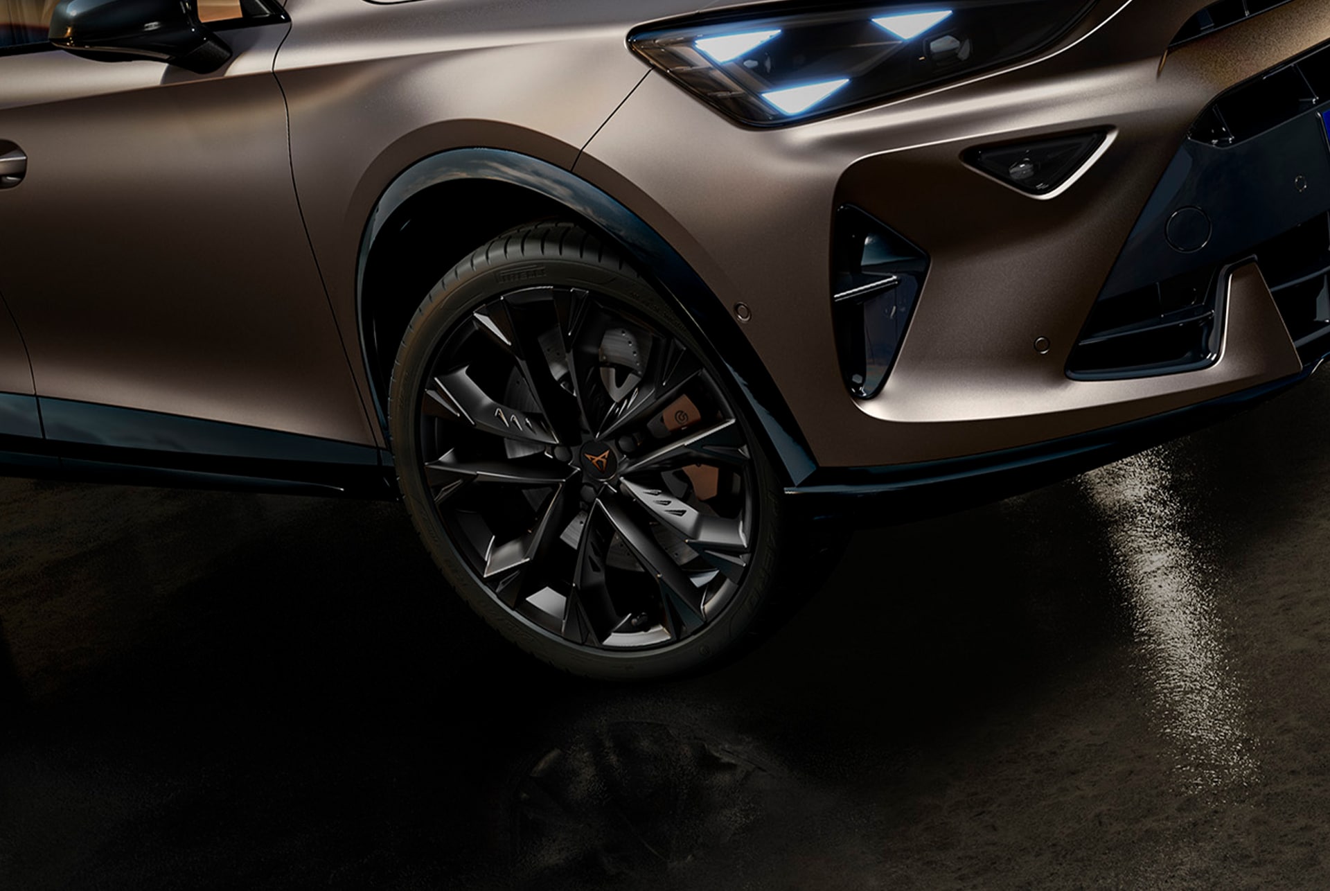 Närbild av den nedre delen av en CUPRA Formentor för att framhäva lättmetallfälgarna i Sport Black Matt på Black Design