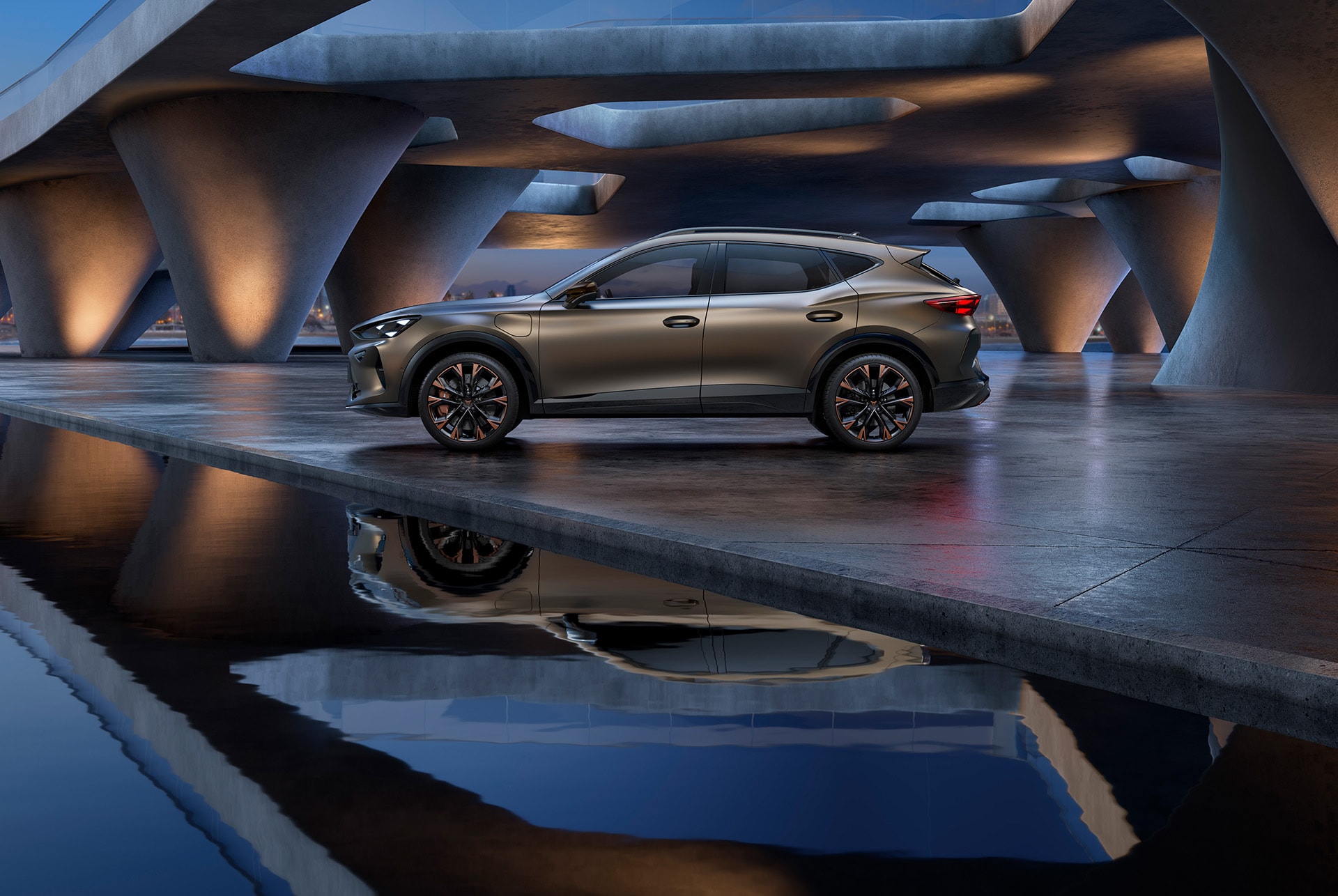 Sidovy av karossen på nya CUPRA Formentor VZ 2024 i matt brons, bilmodellversion med accentfälgar i koppar. Belyst arkitektur och betong.