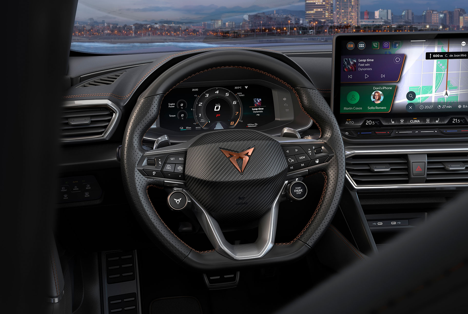 Närbild av nya CUPRA Formentor 2024:s dynamiska display, kopparlogotyp, adaptiv farthållare, Pre-Crash- och filhållningssystem. Inklusive intelligent parkeringshjälp, trötthetsvarnare, sidohjälp, hastighetsbegränsare och kamera uppifrån.