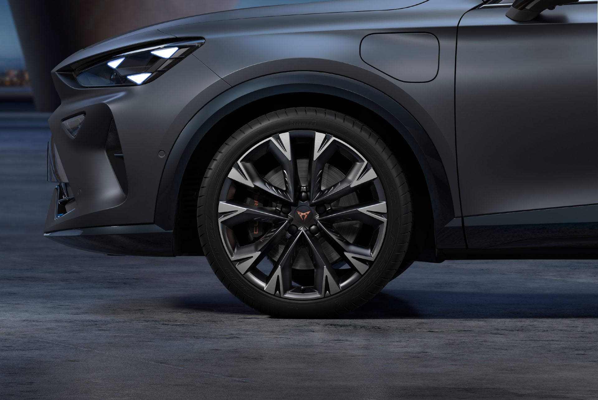 Nya svarta CUPRA Formentor 2024-fälgar i arktisk koppar, lättmetallfälgar och däck med logotyp i mitten, LED-strålkastare.