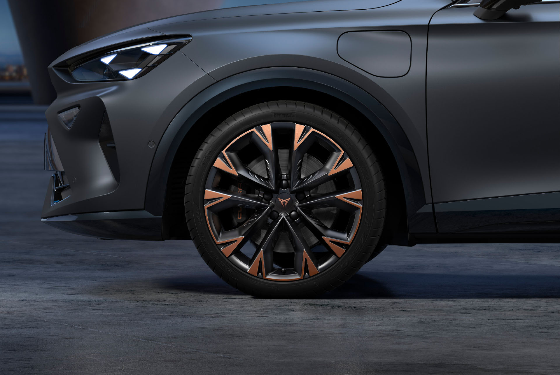 Nya svarta CUPRA Formentor 2024-fälgar i arktisk koppar, lättmetallfälgar och däck med logotyp i mitten, LED-strålkastare.