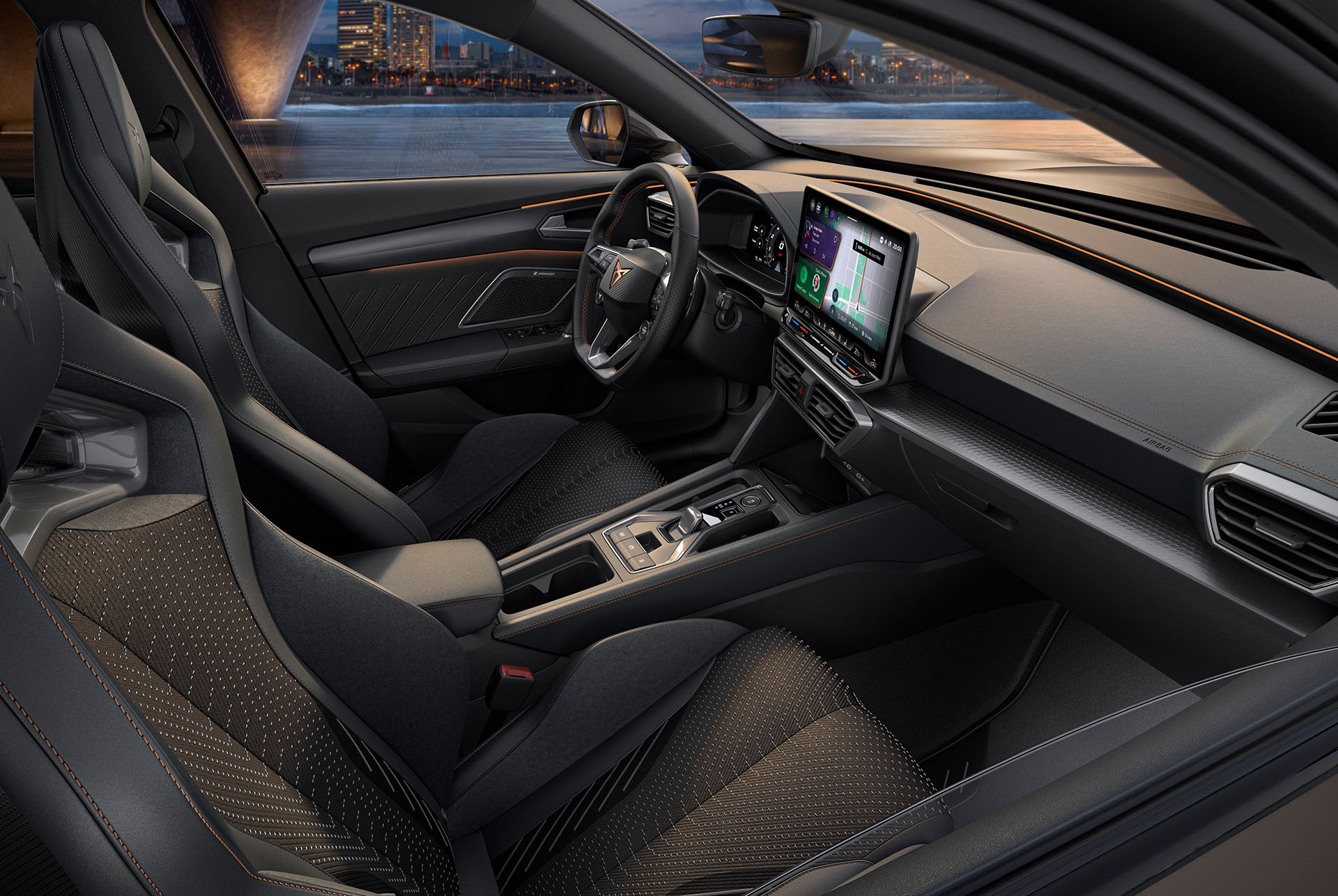 Interiören i nya CUPRA Formentor 2024 med sportiga säten, detaljerade sömmar, multifunktionsratt, stora infotainmentskärmar och en elegant instrumentpanel. Bilen har utsikt över ett stadslandskap i skymningen genom vindrutan.