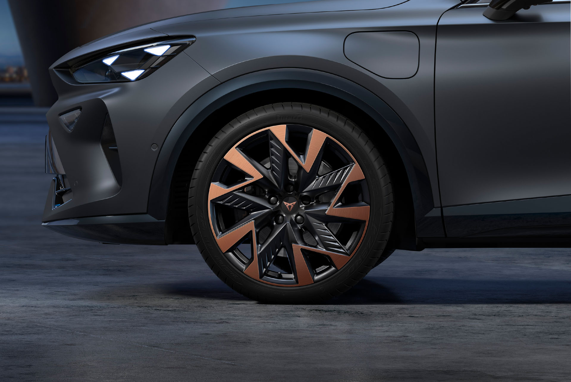 Nya CUPRA Formentor 2024 – lättmetallfälgar och däck i Sandstorm Black och koppar med logotyp i mitten.
