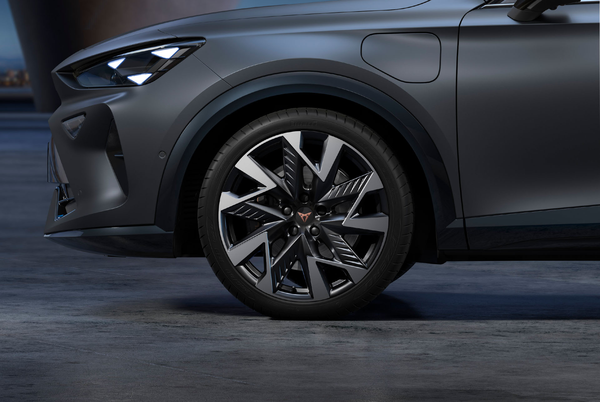 Nya CUPRA Formentor 2024 – lättmetallfälgar och däck i sandstormsvart och silver med logotyp i mitten.