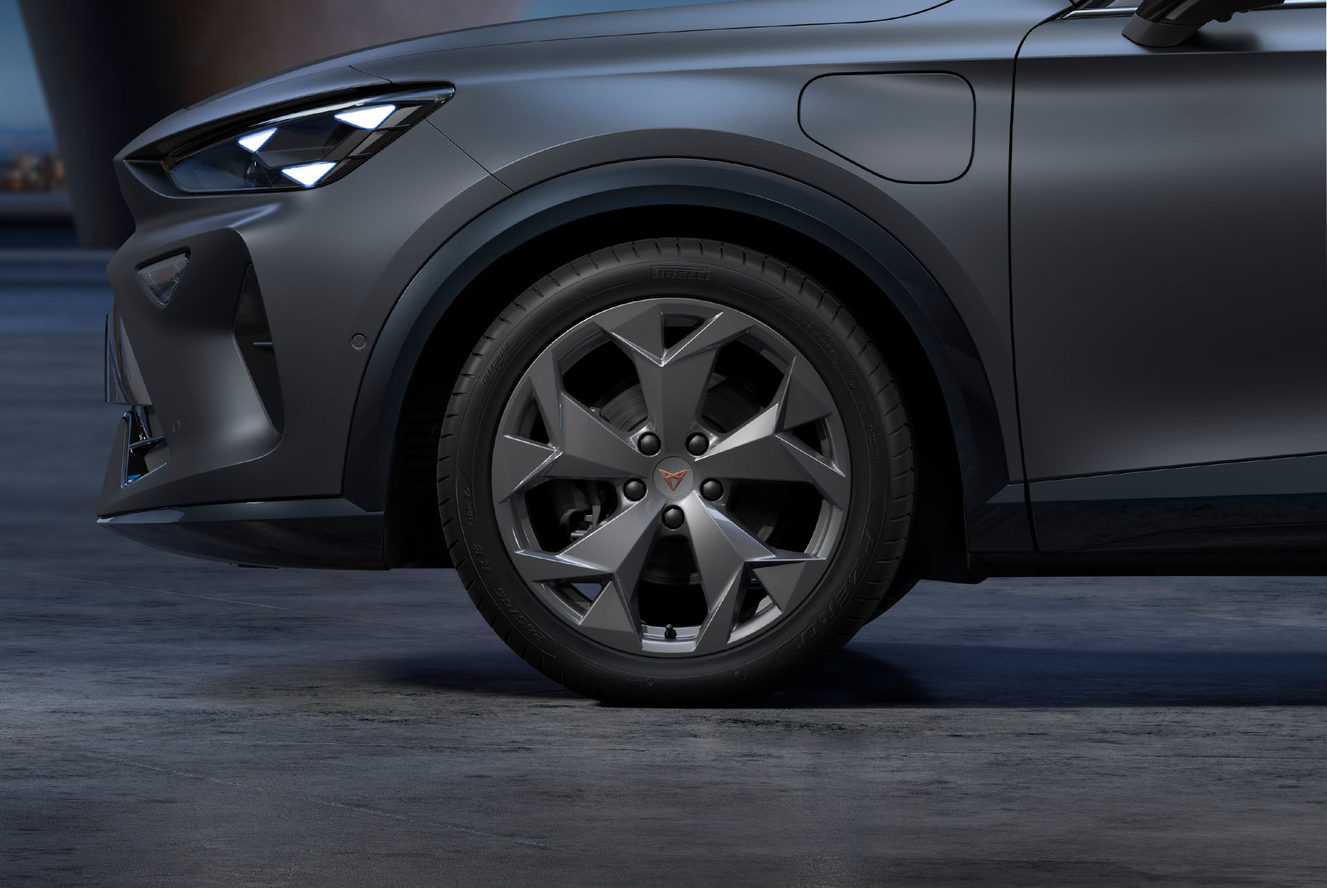 Nya tempest silver lättmetallfälgar och däck till CUPRA Formentor 2024 med logotyp i mitten, LED-strålkastare.