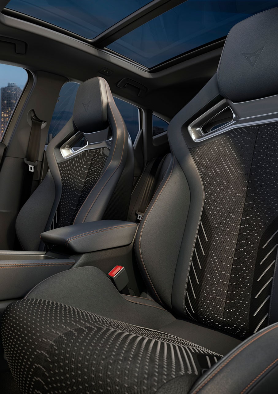 Nya CUPRA Formentor 2024 har extrem interiördesign, cockpit och förarplats, högprestandabromsar, skålade CUP-säten och mörkkromade interiörlister. Inkluderar intelligent drivning, ren prestanda och uppslukande Sennheiser™-uppgraderingar.