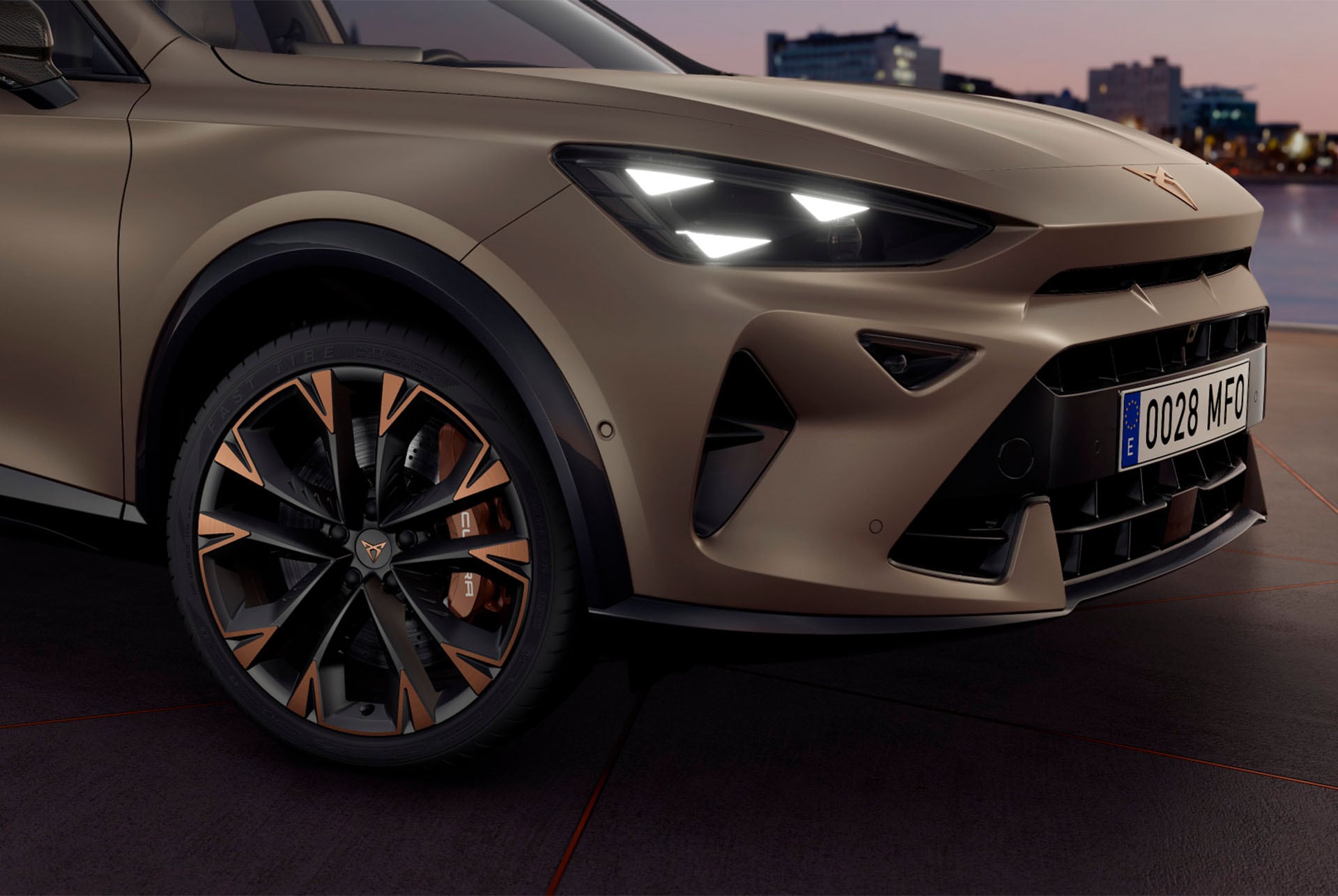Exteriörvy av nya CUPRA Formentor 2024 med kopparfärgade accentfälgar, Akebono-bromsar, sidobackspeglar, däck, LED-strålkastare med triangelformade ögon och CUPRA-logotyp.