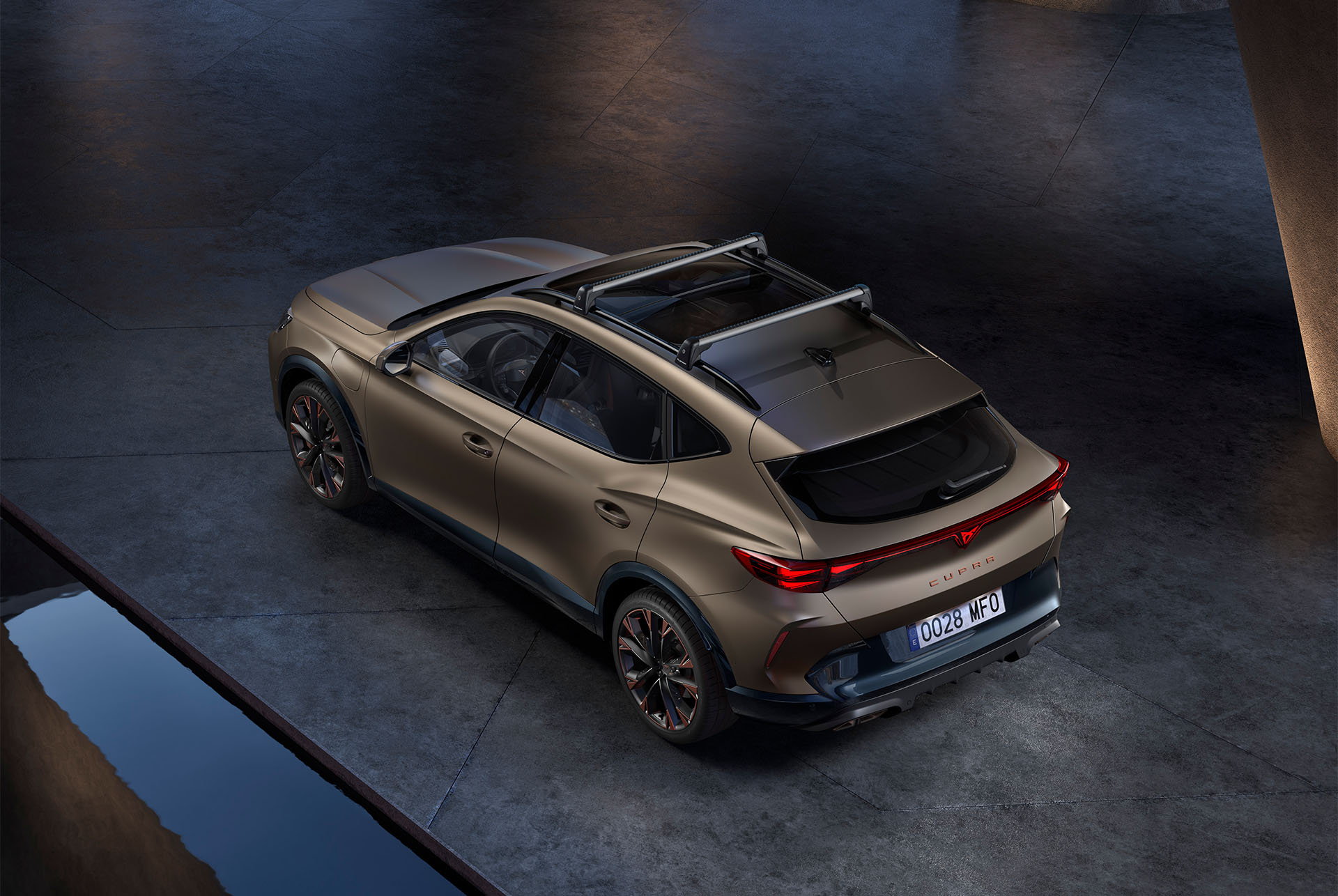 Nya CUPRA Formentor 2024 från århundradet med cykelhållare på taket. 