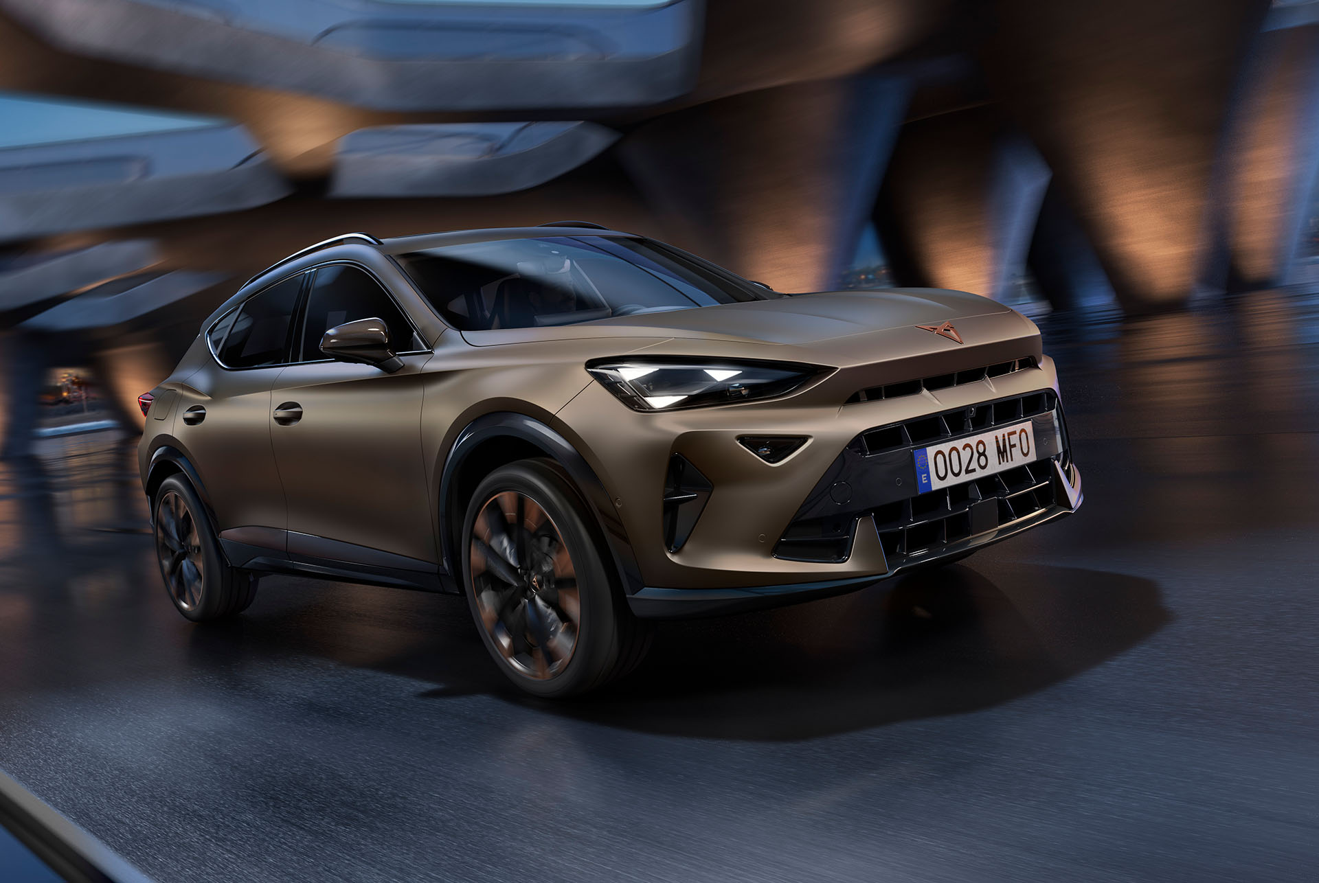 Nya CUPRA Formentor 2024 i matt sekelbrons, i rörelse med momentdelare. suddig skyline och arkitektur.