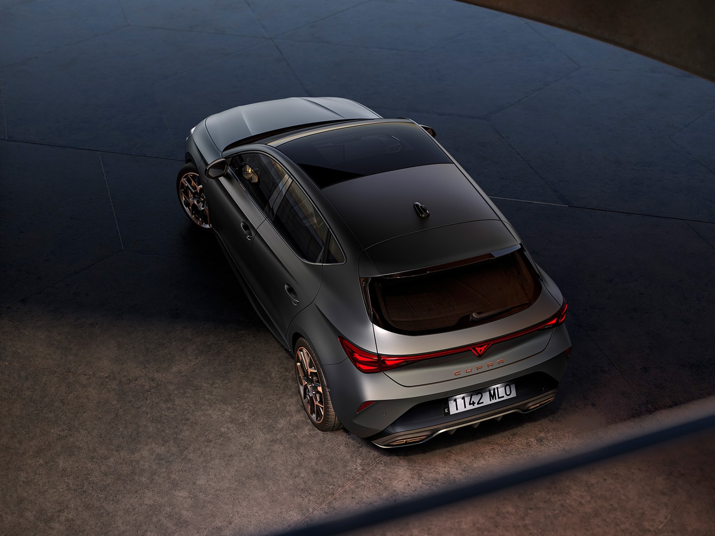 Vy bakifrån av CUPRA Leon, som visar dess exteriöra designlinjer.
