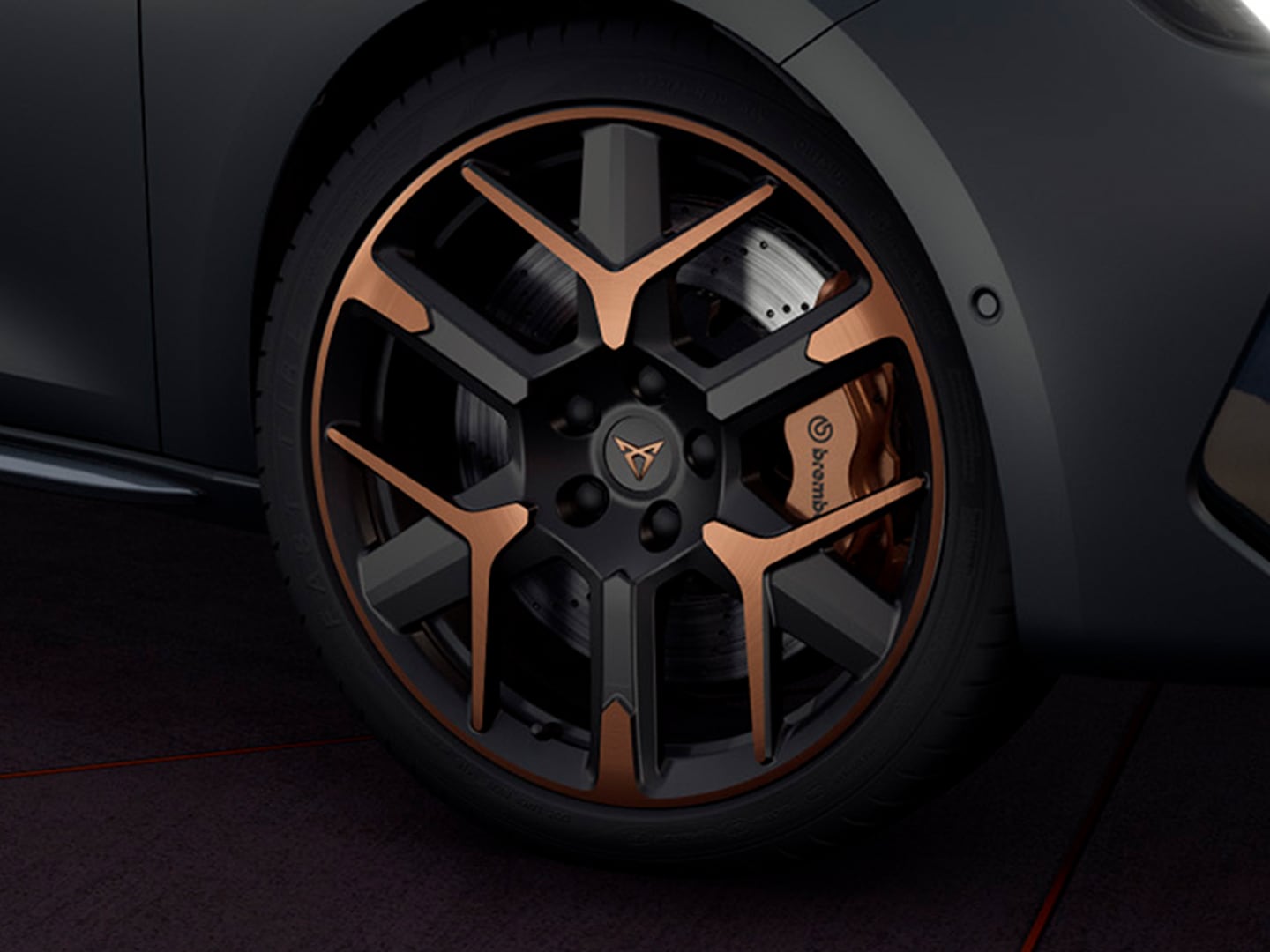 Närbild av fälgdesignen på nya CUPRA Leon, som kombineras med Brembo-bromsar för att ge en mjukare prestanda.