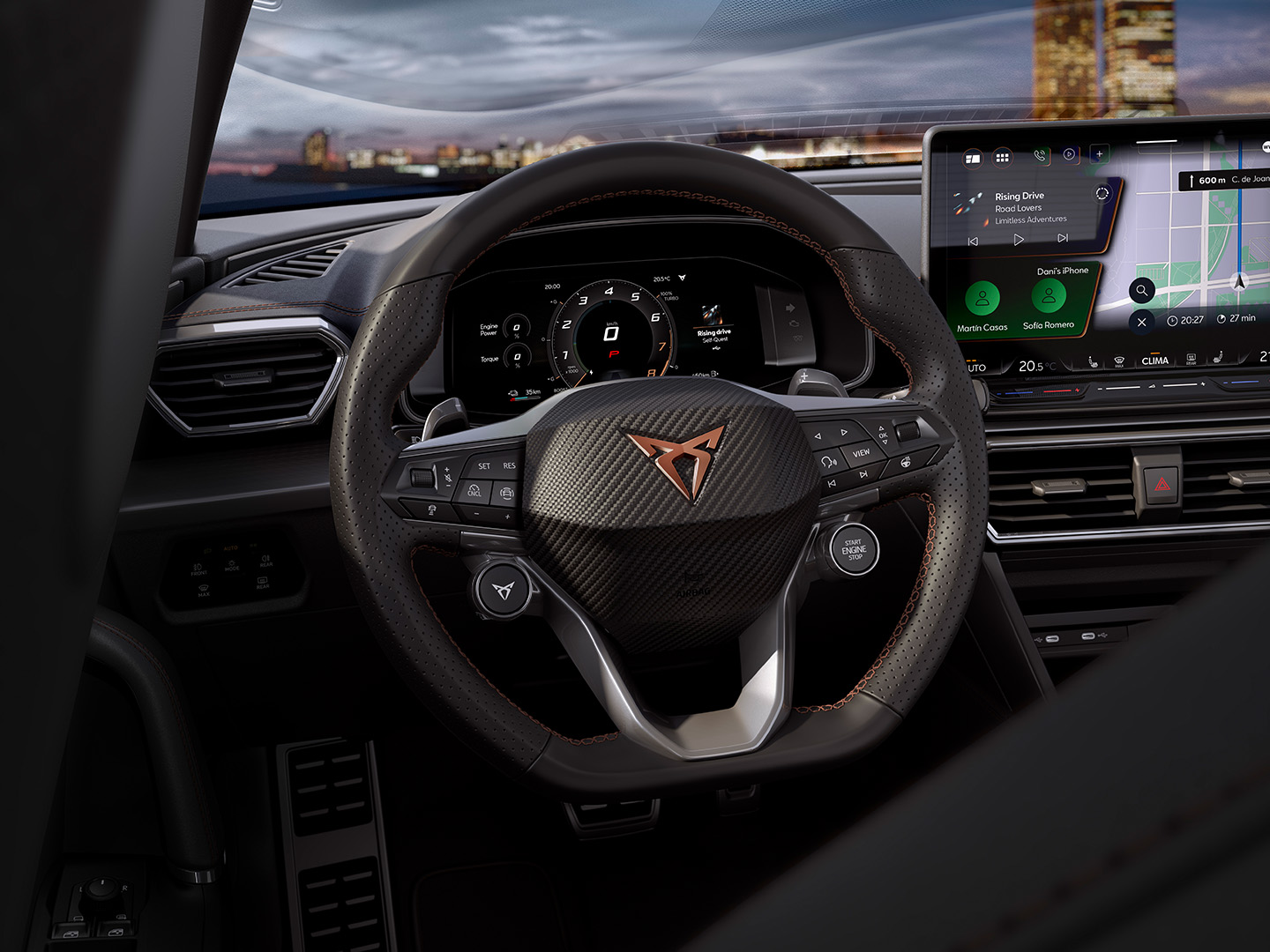 Interiördetaljer i CUPRA Leon, bland annat ratten och infotainmentsystemet, som inkluderar Park Assist, Pre-Crash och Lane Assist bland andra funktioner från paketet Intelligent Drive.