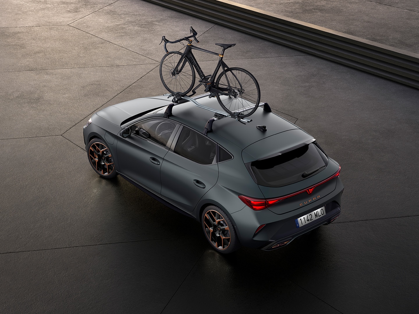 Vy ovanifrån från sidan av en CUPRA Leon med ett cykelställ från sortimentet av transporttillbehör.