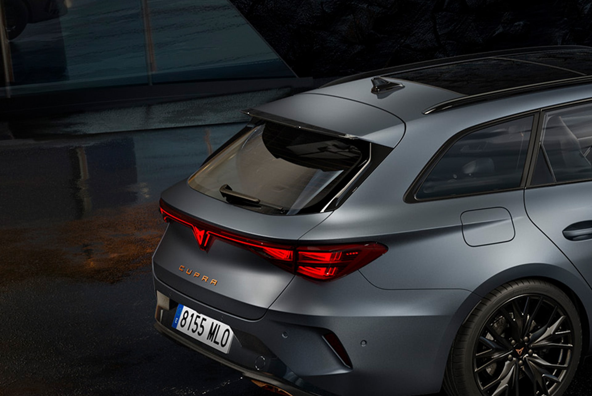 Delvis bakifrån på cupra leon sportstourer som framhäver den svarta bakspoilern från Black Edition.